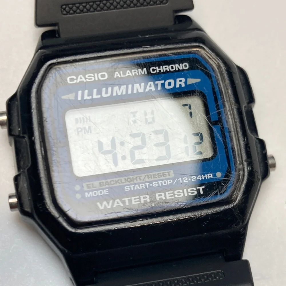 Casio vintage F-105 digital watch, working battery, light works, alarm, chrono